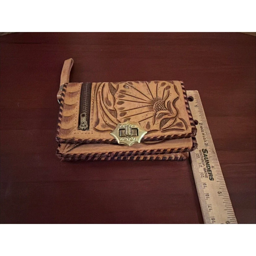 Vintage small leather Purse/Wallet Clasp zipper.  Mexico. Beautiful Hand Tooled!